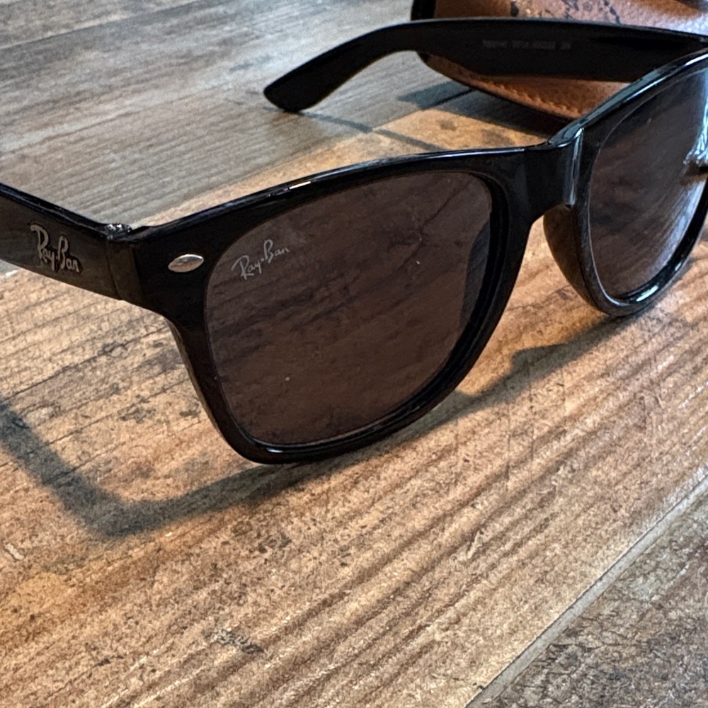 Ray-Ban Wayfarer Black Sunglasses with Tan Case - Picture 2 of 5